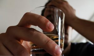 چه افرادی مبتلا به سندروم ترک الکل می‌شوند؟