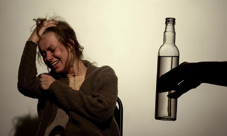 چه علائمی در طول سم زدایی ترک الکل بروز می‌کنند؟